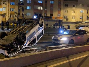 Polis Aracı Kovaladığı Şüpheli Araca Çarparak Takla Attı: 2 Polis Yaralı