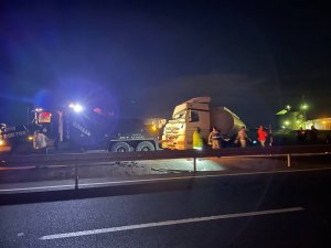 Kaza Yapan Yakıt Yüklü Tanker Ekipleri Alarma Geçirdi