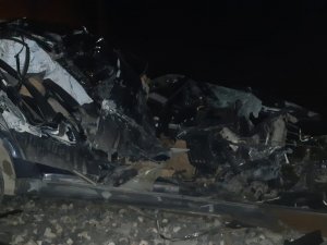 Trenin Çarptığı Otomobilin Sürücüsü Canını Araçtan Son Anda Atlayarak Kurtardı