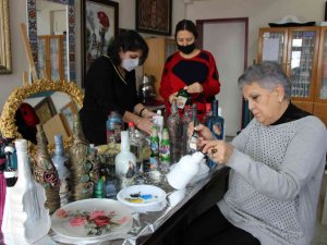 Atık Şişeler Kadınların Elinde Sanat Eserine Ve Terapiye Dönüştü