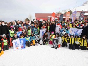 Snowboard Yarışlarında Dereceye Giren Sporcular Ödüllendirildi