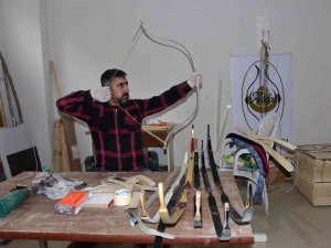 Kendi İmkanlarıyla Kurduğu Atölyede Yay Üretiyor
