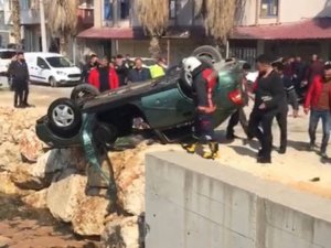 Can Pazarı Yaşanmıştı... Otomobilin Su Kanalına Düşme Anı Kamerada