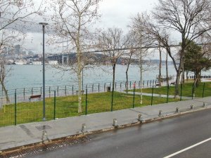 Üsküdar’da Kuzguncuk Parkına Giriş Panel Çitlerle Engellendi