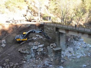 Çamlıyayla’da Köprü Ayakları Güçlendiriliyor