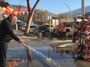 Bayburt’un Yüksek Kesimleri Karla Kaplıyken Merkezde Bahar Havası Yaşanıyor