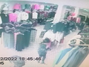 Köpeğiyle Mağazaya Gelip 280 Tl Değerinde Mont Çaldı