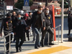 10 Ayrı Otomobilden Hırsızlık Yapan 4 Şüpheli Tutuklandı