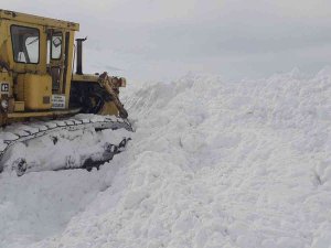 Çayırlı’da Karla Kaplı Köy Yolları Açılıyor