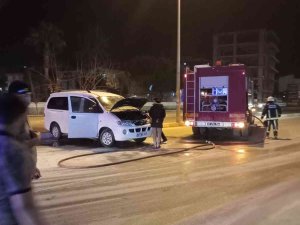 Motor Kısmında Yangın Çıkan Araçta Maddi Hasar Oluştu