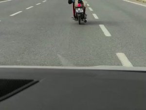 Motosiklet Sürücüsünün Tehlikeli Sürüşü Kameraya Yansıdı