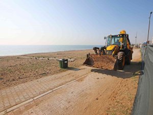 Mezitli’de Sahil Ve Parklara Yaz Bakımı