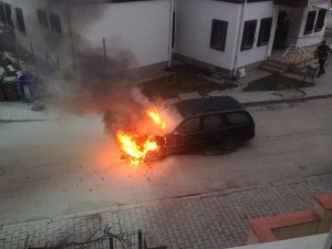 Çalışır Halde Bırakılan Otomobil Alev Alev Yandı