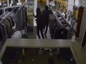 Kapıyı Kaldırım Taşıyla Kırıp Hırsızlık Yaptılar: O Anlar Kamerada
