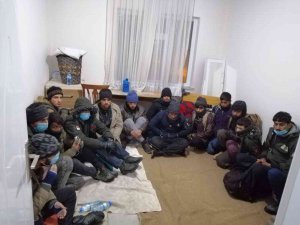 Van’da Bir Evde 55 Kaçak Göçmen Yakalandı