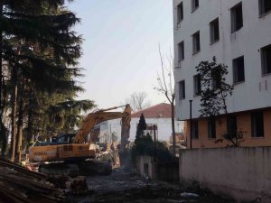 Gölcük Hükümet Konağı Binasının Yıkımına Başlandı