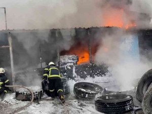 Aksaray’da Lastikçi Dükkanı Alev Alev Yandı