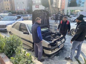 Ataşehir’de Yanan Araca, Yangın Tüpü Ve Su Kovasıyla Müdahale Kamerada