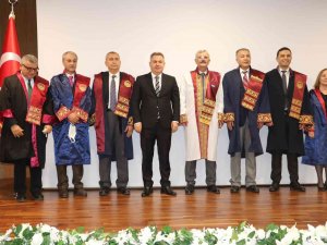 Adana’da Akademisyenler Cübbe Giydi