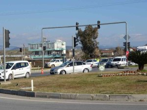 Kırmızı Işığı Son Anda Fark Edip Fren Yapınca 2 Araca Birden Çarptı