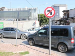 Antalya’da Sürücülerin Yasak Yol İnadı, Diğer Sürücüleri İsyan Ettirdi