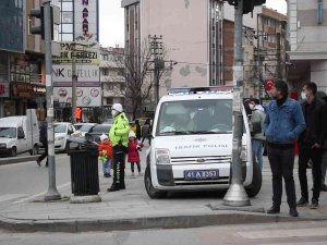 Kırmızı Işıkta Geçen Yayalara Polisten Güldüren Uyarı: “Geri Çekil”