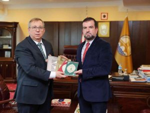 Öğr. Gör. Dr. Nur, Eserlerini Rektör Tabakoğlu’na Takdim Etti