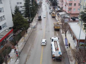 Belediye, Kentteki Kum Ve Tuz Katıntılarını Temizliyor