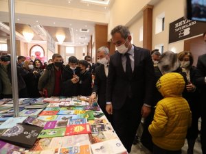 Bakan Özer Çocuk Şenliği Kitap Fuarı’nı Ziyaret Etti