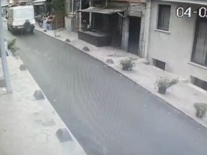 Taksim’de Dehşet Anları Kamerada: 70 Yaşındaki Kadın Minibüsün Altında Kaldı