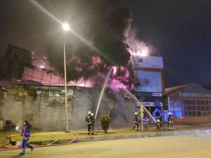 İ̇ş Yerinde Çıkan Yangın Korkuttu