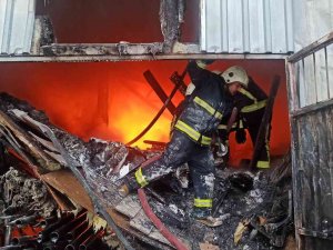 10 Araç Ve 26 Personelle Müdahale Edilen Yangın 2 Saatte Kontrol Altına Alındı
