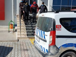 Yedi Emin Deposunu Gece Soydular, Gündüz Polise Yakalandılar