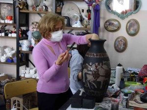 Eski Ve Atıl Eşyaları Boyayıp, Şekillendirip Tekrar Kullanılır Hale Getiriyorlar