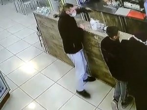 Önce Sipariş Verdi, Sonra Herkesin İçinde 2 Tane Telefonu Böyle Çaldı