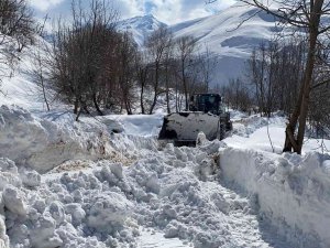 7 Metreyi Bulan Karda Yol Açma Çalışması
