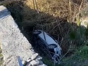 Sürücüsünün El Frenini Çekmeyi Unuttuğu Otomobil Dereye Uçtu