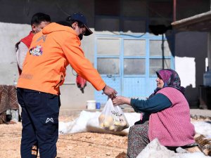 Büyükşehir Belediyesi, 3 İlçede Vatandaşa 10 Ton Limon Dağıttı