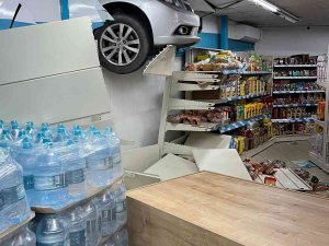 Çekmeköy’de Fren Yerine Gaza Bastı, Marketin İçine Daldı