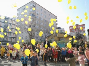 Kartal’da Kansere Dikkat Çekmek İçin Gökyüzüne Sarı Balonlar Bırakıldı