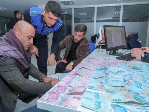 Yerde Bulduğu 11 Bin 900 Tl’yi Sahibine Ulaştırdı