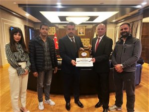 Kahramanmaraş’tan Pursaklar Belediye Başkanı Çetin’e Teşekkür Plaketi