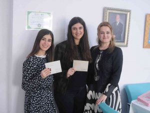 10 Yıl Önce Kendilerine Yazdıkları Mektupları Öğrencilerine Ulaştırıyor