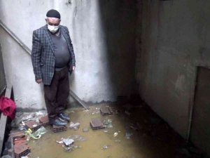 Sultangazi’de 4 Binanın Bodrum Katını Lağım Suyu Bastı: İ̇ski̇’ye Tepki Yağdı