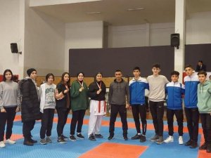Sivas Karate Kafilesi Madalyaları Topladı