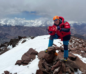 Rizeli Doktor, Güney Amerika’nın En Yüksek Dağında Zirveye Ulaştı