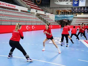 A Milli Kadın Hentbol Takımı, İ̇zlanda Maçı Hazırlıklarına Başladı