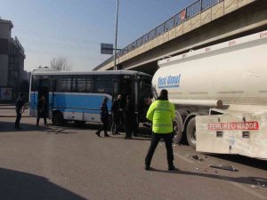 Halk Otobüsü İle Tehlikeli Madde Taşıyan Tanker Çarpıştı: 2 Yaralı