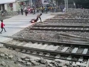 Motosikletli Sürücü, Trenin Altında Kalmaktan Son Anda Kurtuldu
