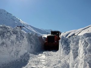 İ̇nsan Boyunu Aşan Karda Yol Açma Çalışması
